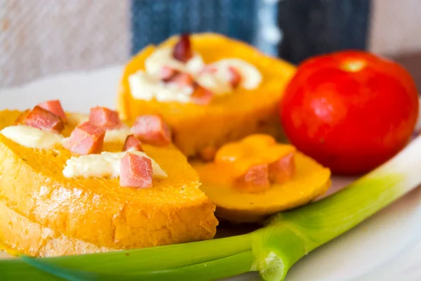 Tostadas francesas al horno con queso de oveja y jamón ahumado —  Fotos de Stock