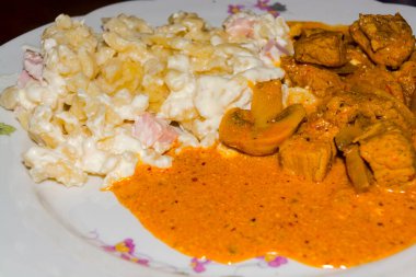 Macar usulü kırmızı biberli domuz güveci.