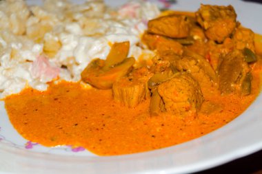 Macar usulü kırmızı biberli domuz güveci.