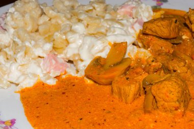 Macar usulü kırmızı biberli domuz güveci.