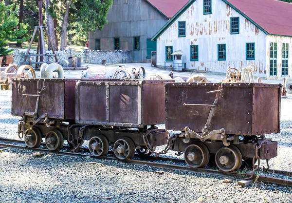 Tres Carros Mineral Oxidados Vintage Exhibición — Foto de Stock