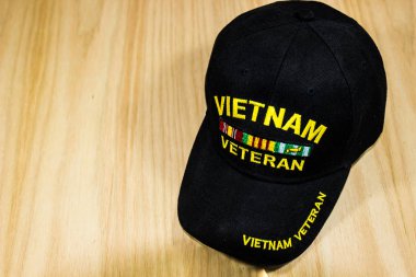 Vietnam Veteran kap ahşap tahıl arka plan üzerinde