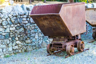 Vintage paslı maden cevheri sepeti