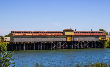 Paslı teneke bina Nehri kıyısında