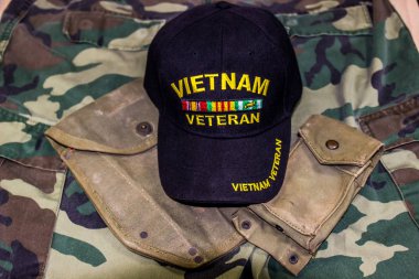 Vietnam Veteran şapka ve torbalar içinde Camoulage üniforma üzerinde