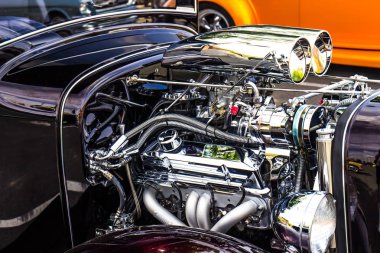 Chrome Engine Hot Rod araba