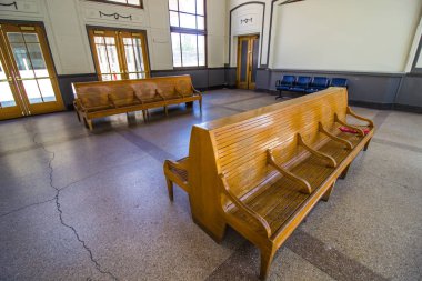 Tren depo içinde eski Ahşap banklar