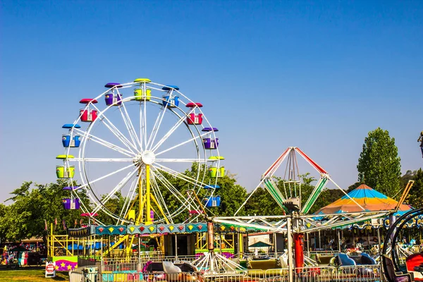 Eğlence yerel ilçe fuarda Rides
