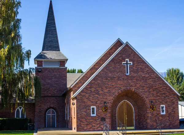 Backsteinkirche Mit Kirchturm — Stockfoto