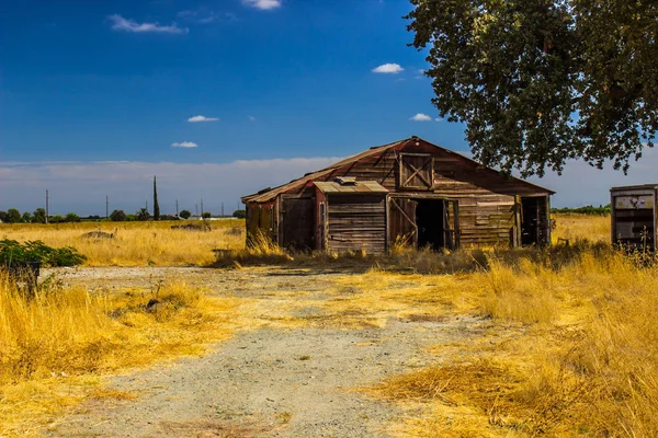 Verlassener Holzschuppen Auf Freiem Feld — Stockfoto