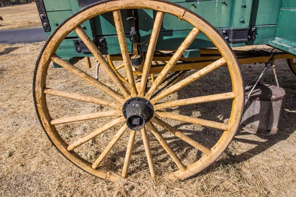 Altes Verwittertes Holzrad Auf Wagen — Stockfoto