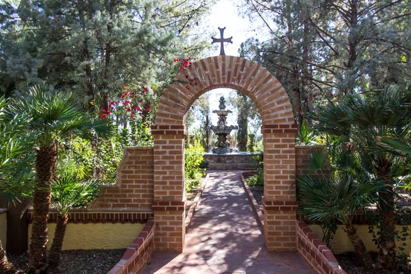 Kemer ile Çeşme manastırın bahçesinde yol çapraz