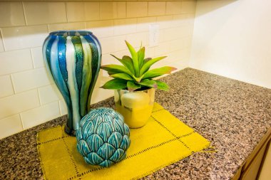 Modern mutfak tezgahı üzerinde seramik dekoratör öğeleri