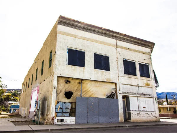 Edificio Commerciale Due Piani Con Finestre Sbarrate — Foto Stock