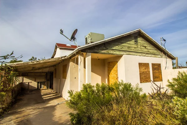 Casa Cerrada Con Puertas Tapiadas Ventanas — Foto de Stock