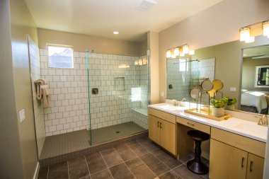 Modern banyo ile cam duş yürümek