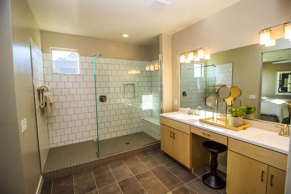 Modern banyo ile cam duş yürümek