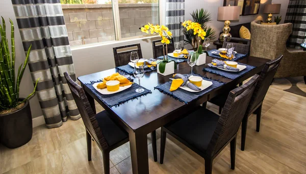 Yer ayarları ile modern yemek odası