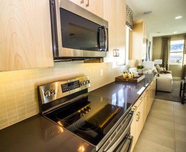 Uzun mutfak tezgahı Backsplash ile