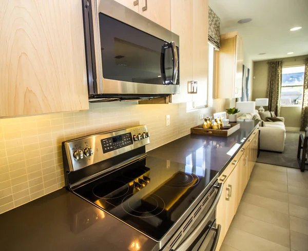 Uzun mutfak tezgahı Backsplash ile