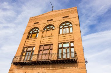 Retro çok hikaye tuğla binası ile yukarıya pencere eşiği bindik