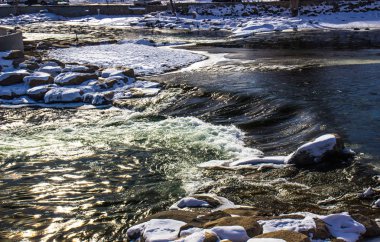 Kışın nehir sularına acele