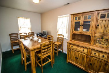 Masa, sandalye, ahşap kafes ve bilgisayar ile küçük Oda