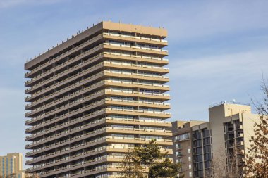 Uzun kat mülkiyeti bina mavi gökyüzü arka plan