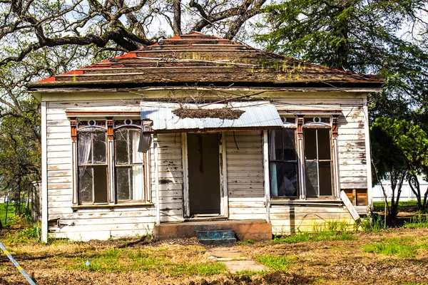 Front niezamieszkany opuszczony dom — Zdjęcie stockowe