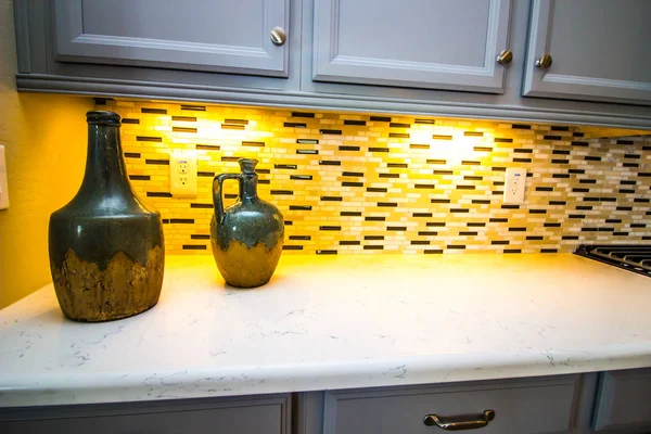 Backsplash ile Modern Mutfak Tezgahı On Dekoratif Sürahiler
