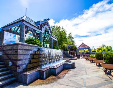 Şelale Çeşme ve Büyük Dekoratif Yetiştiricileri ile River Walk