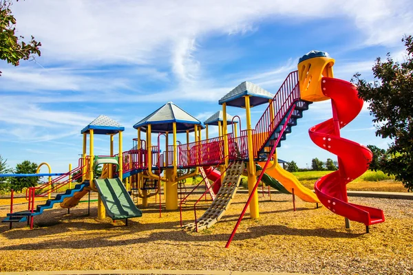 Park mit Spielgeräten für Kinder — Stockfoto