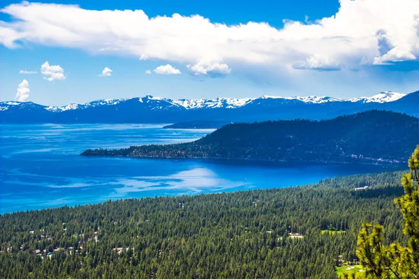 Poloostrov vyčnívání do jezera Tahoe — Stock fotografie