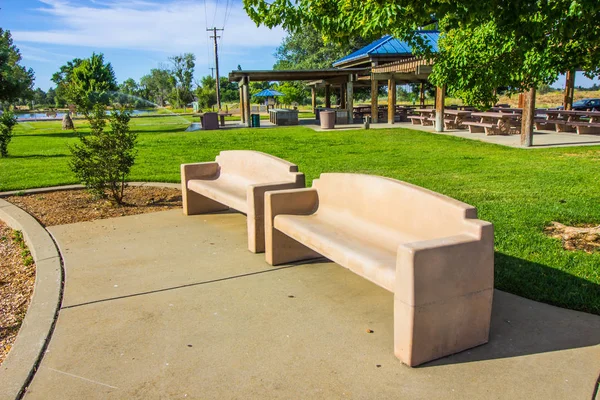 지역 공원에서 두 개의 콘크리트 벤치 — 스톡 사진