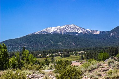 Kar Kaplı Dağlar Çayıra Bakan