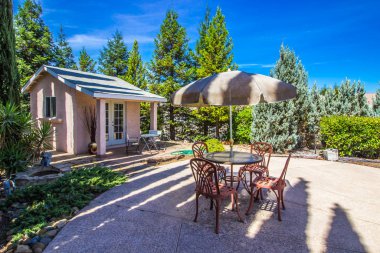 Yuvarlak Masa ve Sandalyeler ile Özel Bilardo Evi