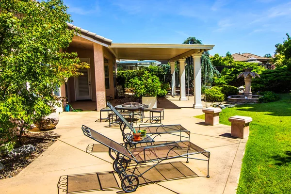 Sillas de salón y muebles de fogones en el patio exterior — Foto de Stock