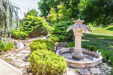 Arka Bahçesinde Büyük Palmiye Ağacı Kuş Banyosu Çeşmesi