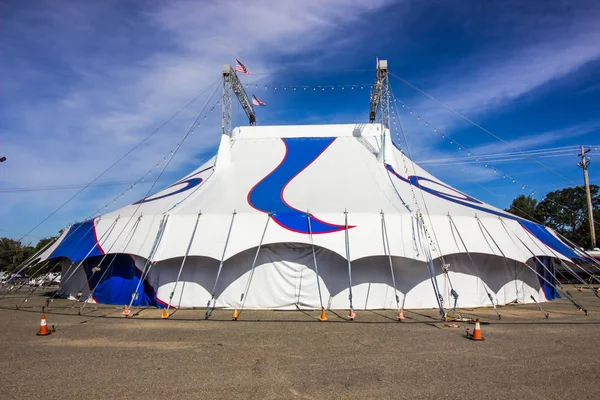 Μπροστά από το πολύχρωμο μπλε και λευκό τσίρκο σκηνή — Φωτογραφία Αρχείου