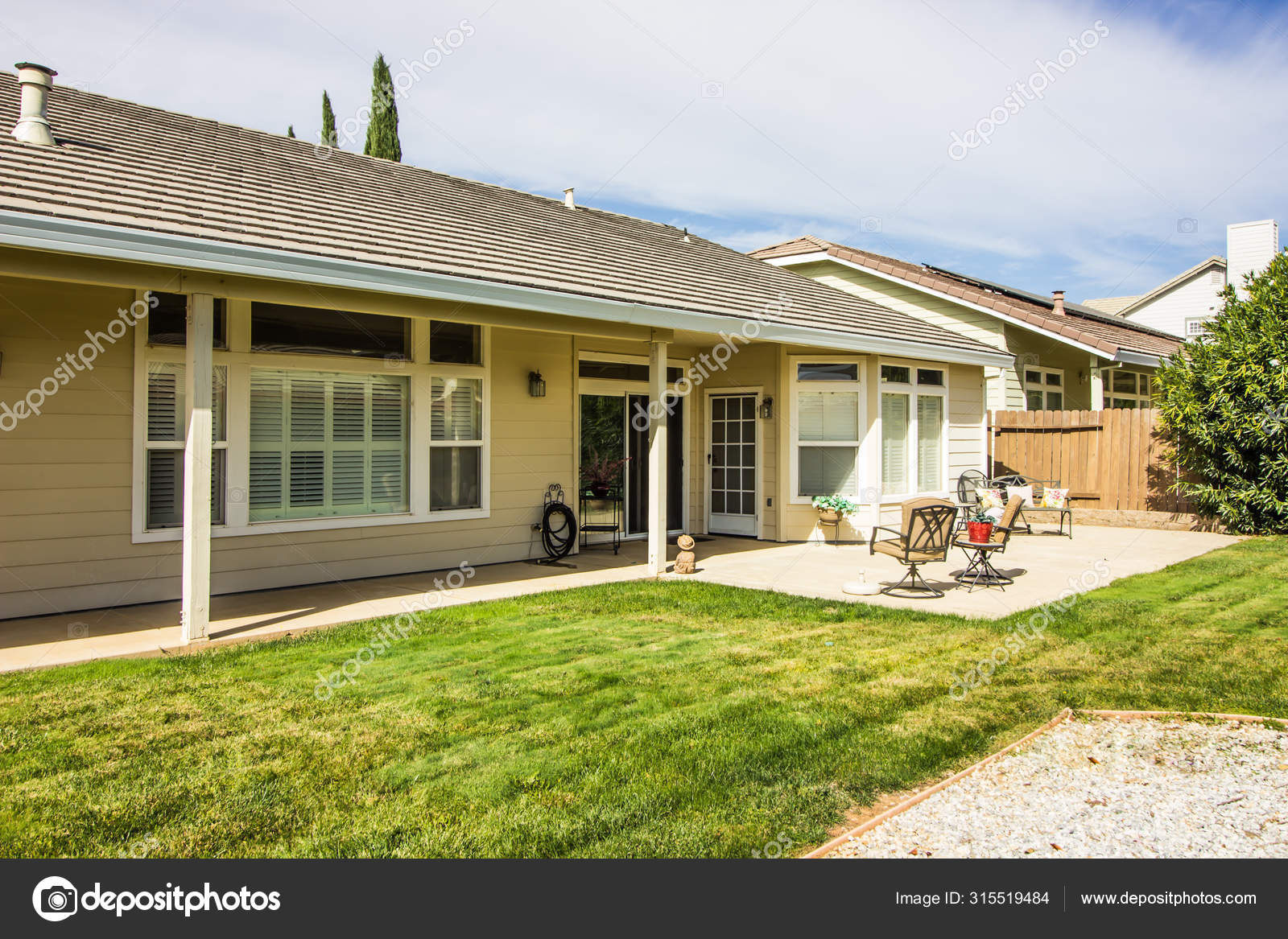 Patio trasero del patio del estilo del rancho casa con sillas y banco —  Foto de stock #315519484 © weezybob5, image size:1600x1167