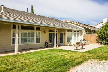 Ranch Style Home with Chairs & Bench 'in Arka Bahçesi