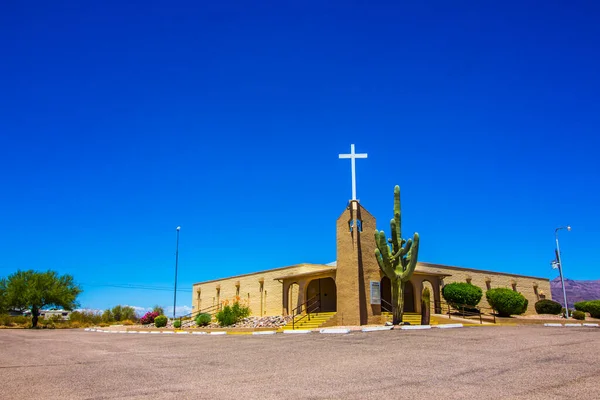 Igreja Deserto Com Grande Cruz Branca — Fotografia de Stock