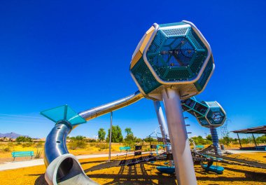 Ücretsiz Halk Parkı 'nda Metal Küpler Oyun Aletleri