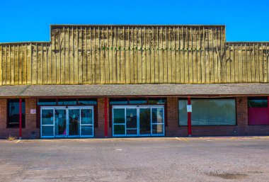 Eski Terk Edilmiş Dükkan Cephe Binası