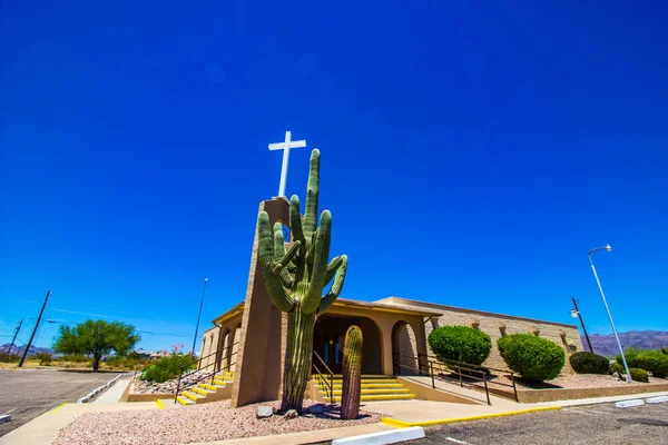 Igreja Deserto Com Grande Cacto Saguaro — Fotografia de Stock