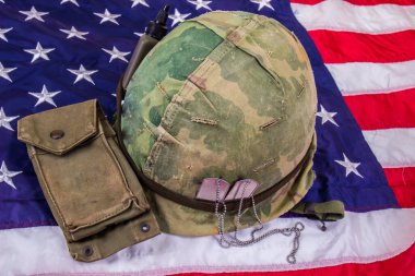 Vietnam Veteriner Başlığı, Köpek Etiketleri ve Amerikan Bayrağında Cephane Torbası