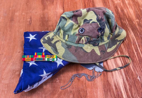 Vietnam Jungle Green Bush Hat Dog Tags Flag Service Ribbons — Stock Photo, Image