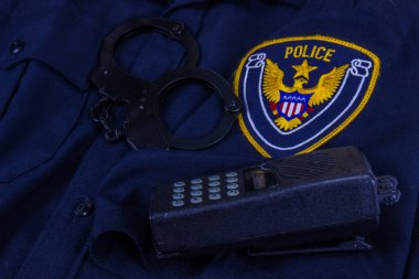 Yerel polis bandı, kelepçe ve telsizli polis üniforması.
