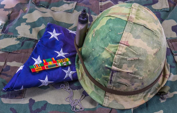 Vietnam Vet Camo Helmet Service Ribbons American Flag — Stock Photo, Image