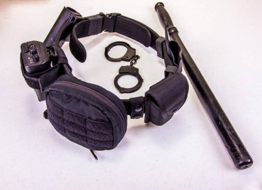 Telsiz, kelepçe ve Billy Kulübü Emniyet kemeri.